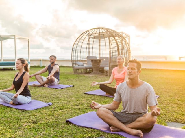 personas meditando al aire libre